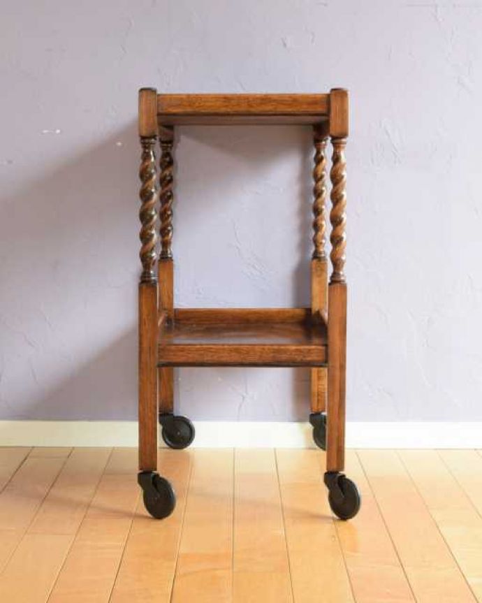 アンティークのワゴン・トローリー　アンティーク家具　どこでも使えるアンティーク家具、英国らしいツイスト脚のワゴン（トロリー）。キッチンだけじゃもったいない！アンティークのワゴンはデザインもキレイなので、キッチン用として使うだけじゃなく、家具としていろいろ使えます。(k-2663-f)