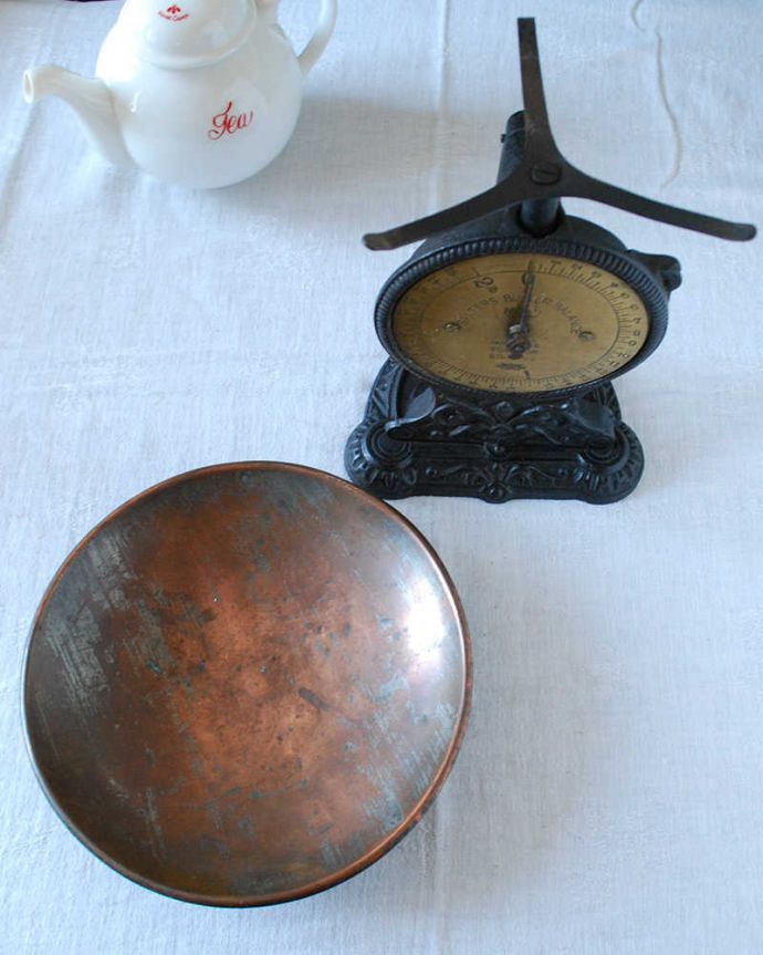 アンティーク その他の雑貨　アンティーク雑貨　イギリスで見つけたキッチン雑貨、アンティークのスケール 。キレイに磨きましたアンティークなので多少のキズ・汚れがありますがキレイに磨きました。(k-2663-z)