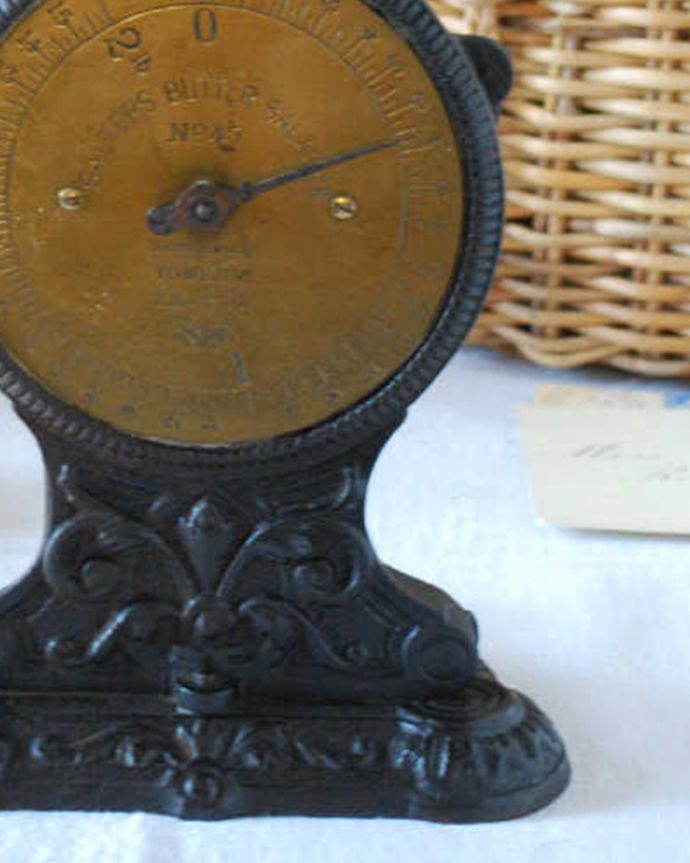 アンティーク その他の雑貨　アンティーク雑貨　イギリスで見つけたキッチン雑貨、アンティークのスケール 。アンティークらしいデザインの美しさ装飾がたっぷり施されたスケール。(k-2663-z)