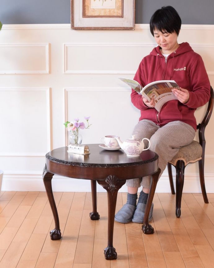 アンティークのテーブル アンティーク家具 英国のアンティーク家具、クロウ&ボウル脚のカッコいいコーヒーテーブル。優雅な時間が過ごせる英国スタイルのコーヒーテーブルどんな場所に置いても美しいデザインでみんなを魅了する英国アンティーク。(k-2664-f)