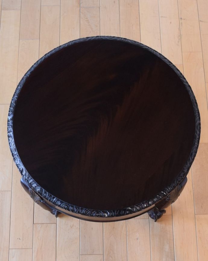 アンティークのテーブル アンティーク家具 英国のアンティーク家具、クロウ&ボウル脚のカッコいいコーヒーテーブル。天板を上から見ると・・・コーヒーテーブルの天板は毎日使う場所だから専門の職人がしっかり修復しました。(k-2664-f)