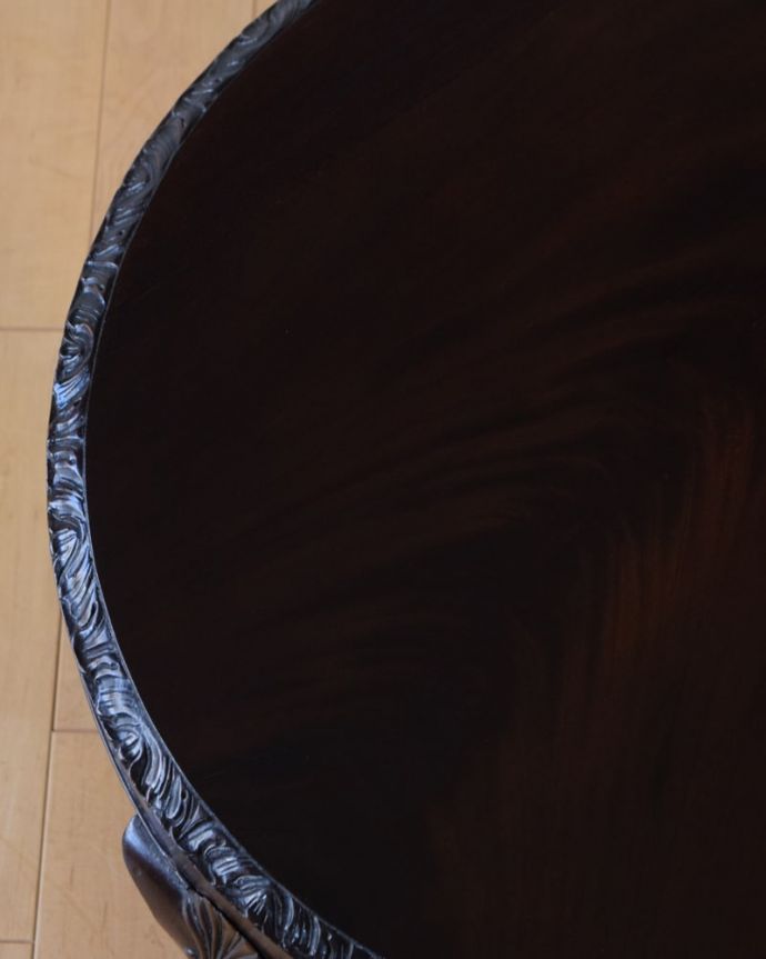 アンティークのテーブル アンティーク家具 英国のアンティーク家具、クロウ&ボウル脚のカッコいいコーヒーテーブル。近づいて見てみると・・・アンティークはもちろん新品ではないので小さなキズや汚れはありますが、キレイにお直ししたので満足して頂ける自信があります!。(k-2664-f)