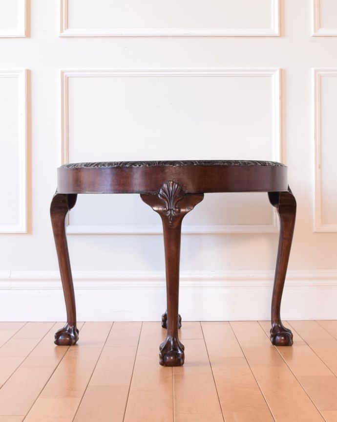 アンティークのテーブル アンティーク家具 英国のアンティーク家具、クロウ&ボウル脚のカッコいいコーヒーテーブル。クルッと回転360度どこから見ても美しく仕上げてあるので、いろんな場所から見て楽しんで下さい。(k-2664-f)