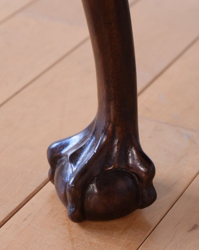 アンティークのテーブル アンティーク家具 英国のアンティーク家具、クロウ&ボウル脚のカッコいいコーヒーテーブル。持ち上げなくても移動できます!Handleのアンティークは、脚の裏にフェルトキーパーをお付けしていますので、床を滑らせてれば移動が簡単です。(k-2664-f)