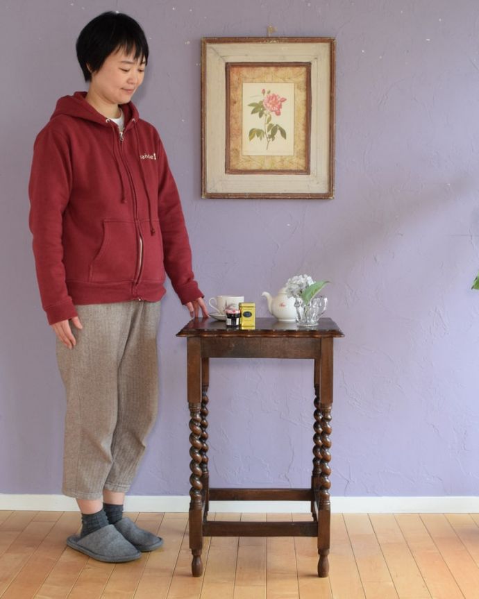 アンティークのテーブル　アンティーク家具　英国から到着したアンティーク家具、ツイスト脚のオケージョナルテーブル 。便利に使えるコンパクトサイズのテーブル「オケージョナル」とは「便利に使える」と言う意味。(k-2665-f)