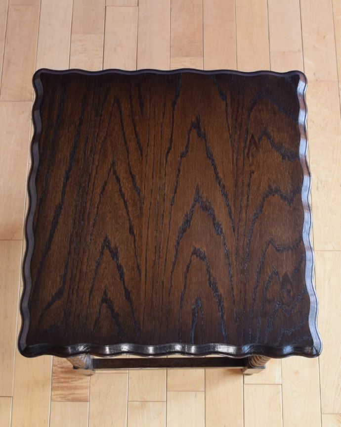 アンティークのテーブル　アンティーク家具　英国から到着したアンティーク家具、ツイスト脚のオケージョナルテーブル 。キレイに修復しましたやっぱり気になるテーブルの天板。(k-2665-f)