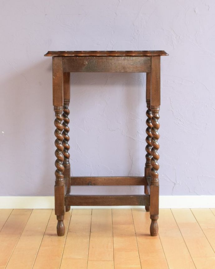 アンティークのテーブル　アンティーク家具　英国から到着したアンティーク家具、ツイスト脚のオケージョナルテーブル 。クルッと回転。(k-2665-f)