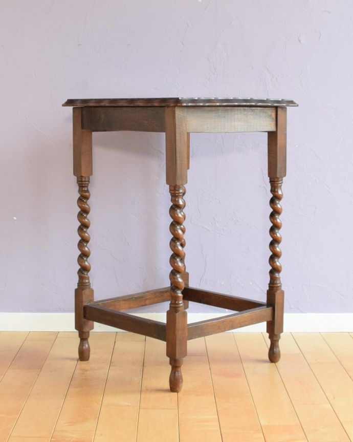 アンティークのテーブル　アンティーク家具　英国から到着したアンティーク家具、ツイスト脚のオケージョナルテーブル 。しっかり修復しました。(k-2665-f)