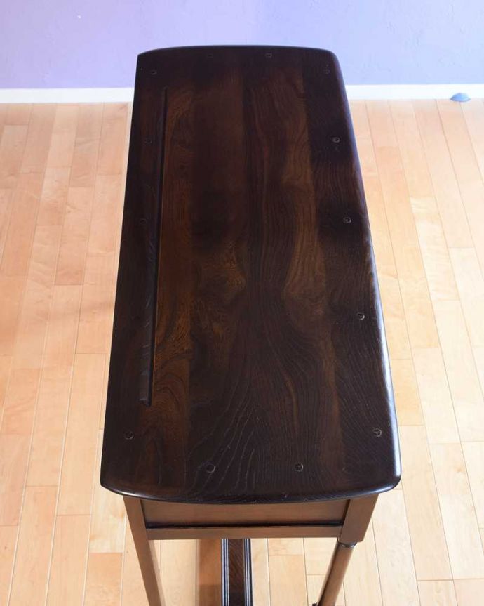 アーコールの家具　アンティーク家具　北欧スタイルのヴィンテージ家具、アーコールのホールテーブル。天板もピカピカです。(k-2666-f)