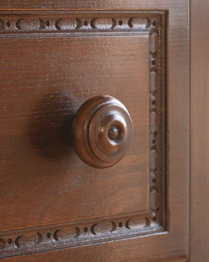 アーコールの家具　アンティーク家具　北欧スタイルのヴィンテージ家具、アーコールのホールテーブル。こんな場所もクールでカッコいい！アーコールらしい丸みを帯びた取っ手もオシャレです。(k-2666-f)