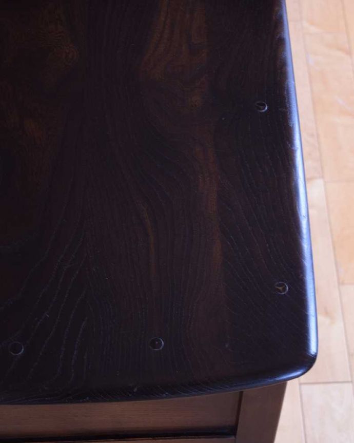 アーコールの家具　アンティーク家具　北欧スタイルのヴィンテージ家具、アーコールのホールテーブル。天板を近くで見ると･･･テーブルの角の落とし方がアーコールらしさ。(k-2666-f)