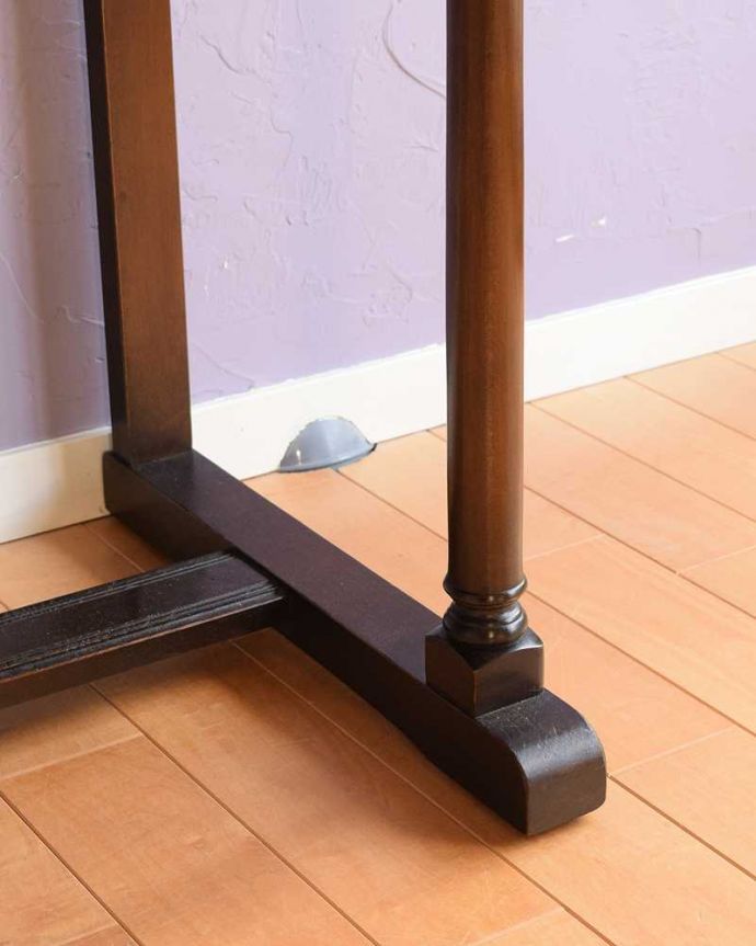 アーコールの家具　アンティーク家具　北欧スタイルのヴィンテージ家具、アーコールのホールテーブル。女性1人でラクラク運べちゃう仕掛けHandleのアンティークは、脚の裏にフェルトキーパーをお付けしています。(k-2666-f)