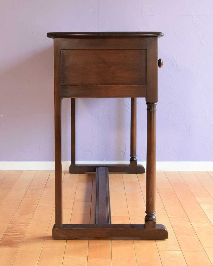 アーコールの家具　アンティーク家具　北欧スタイルのヴィンテージ家具、アーコールのホールテーブル。横顔も美しく！こんな風に見えますもちろん、横側もキレイに修復しているので、横から見てもキレイです。(k-2666-f)