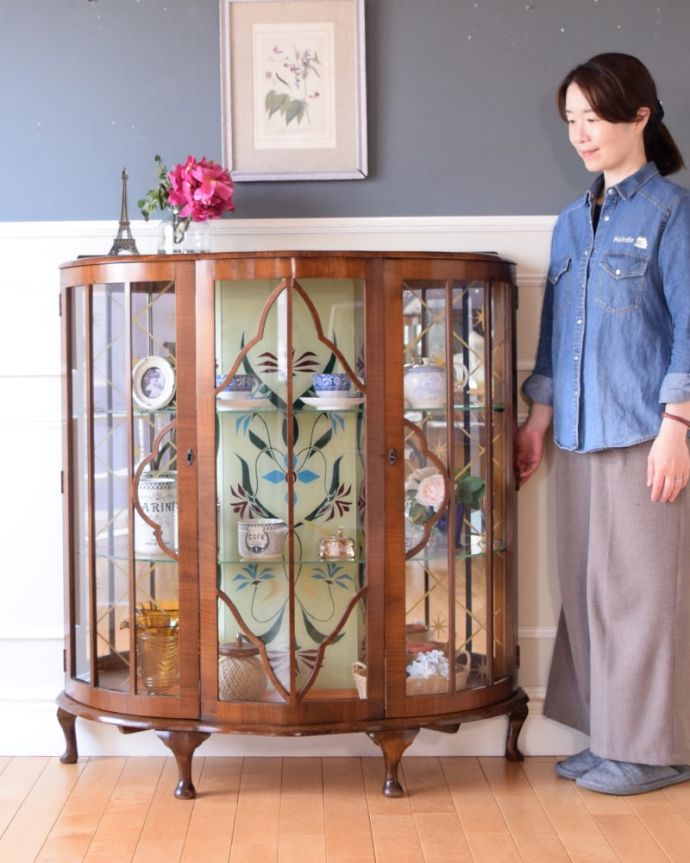 アンティークのキャビネット アンティーク家具 英国で見つけたミラーバックの美しいガラスキャビネット、ウォルナット材のアンティーク家具。キラキラに輝くガラスのキャビネット。(k-2668-f)