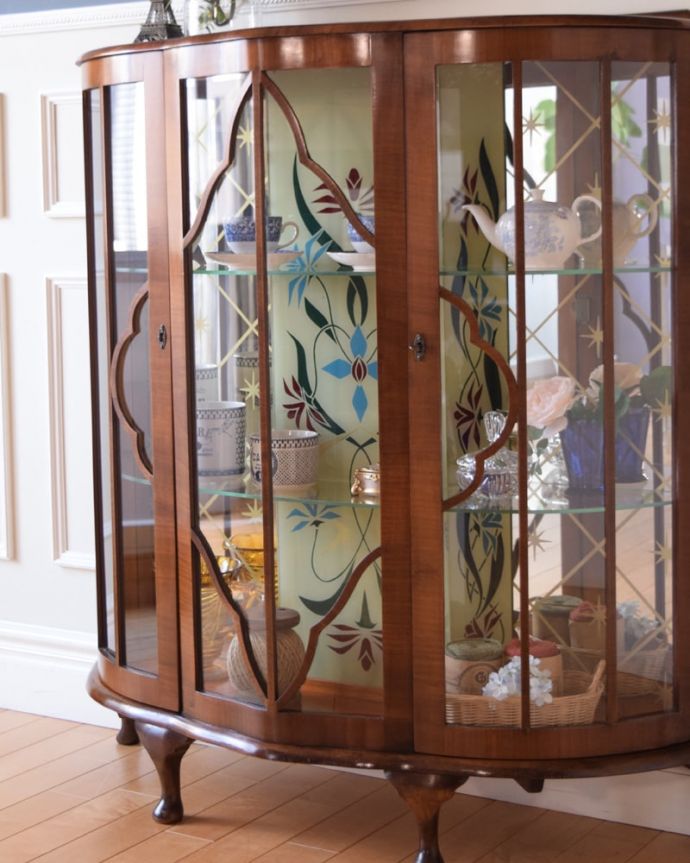 アンティークのキャビネット アンティーク家具 英国で見つけたミラーバックの美しいガラスキャビネット、ウォルナット材のアンティーク家具。ガラス越しに中をのぞいてみると・・・光りが入るとミラーに反射してキラッと輝くから、中に入れたものにまるでスポットライトが当たっているように見えちゃうんです。(k-2668-f)
