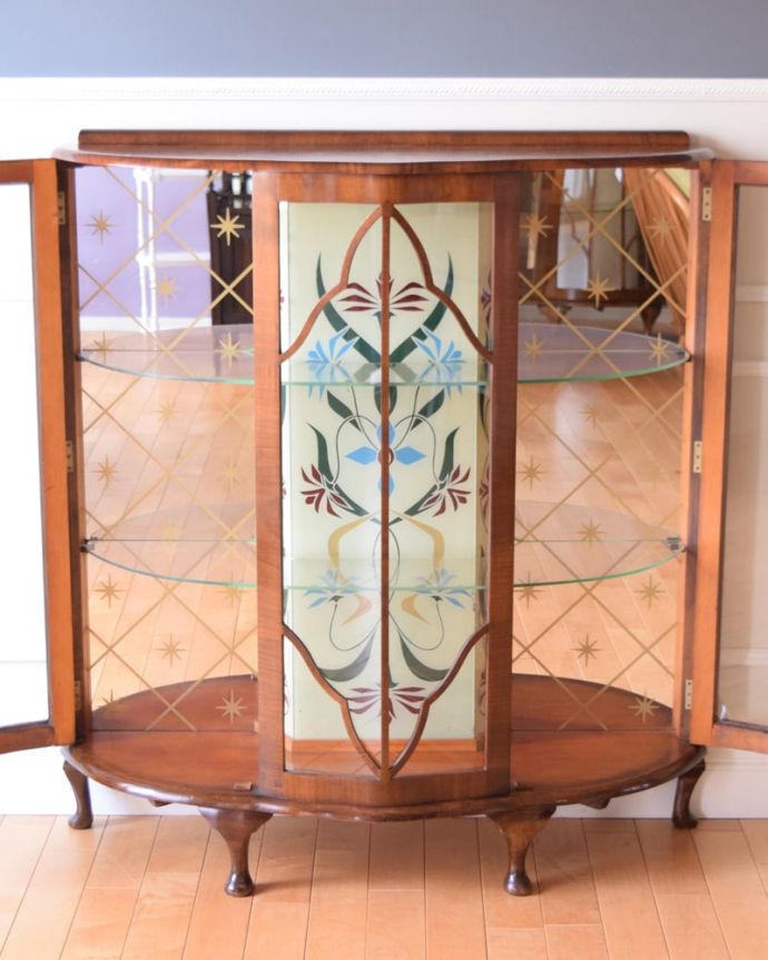 アンティークのキャビネット アンティーク家具 英国で見つけたミラーバックの美しいガラスキャビネット、ウォルナット材のアンティーク家具。ミラーの効果で、なんだか大きく見えます背板の鏡にキャビネット自身が映し出されて、大きな形のキャビネットに見えちゃうんです。(k-2668-f)