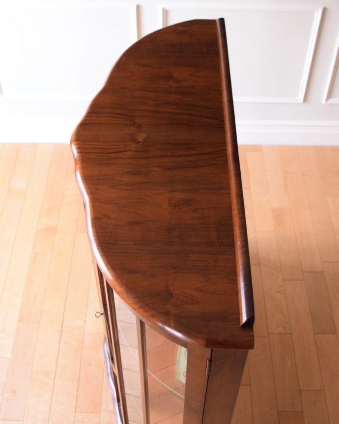 アンティークのキャビネット アンティーク家具 英国で見つけたミラーバックの美しいガラスキャビネット、ウォルナット材のアンティーク家具。上から見るとよく分かるキャビネットの形全体の形はこんな感じです。(k-2668-f)