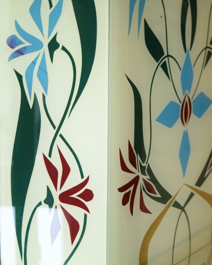 アンティークのキャビネット アンティーク家具 英国で見つけたミラーバックの美しいガラスキャビネット、ウォルナット材のアンティーク家具。キレイに残っていてくれましたガラスに描かれている絵は剥がれているものが多いんだけれど、この子はしっかりキレイに残っていてくれました。(k-2668-f)