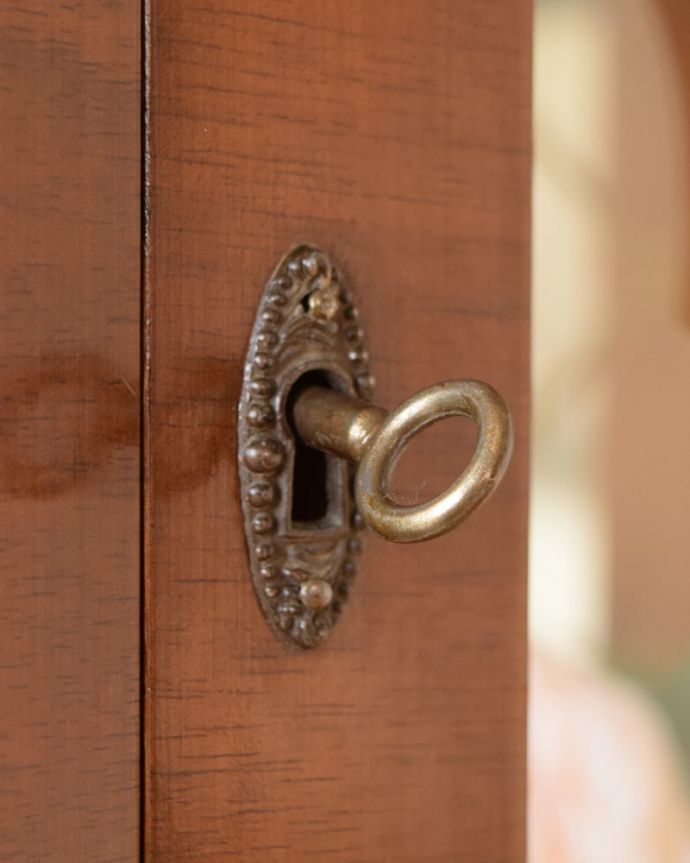 アンティークのキャビネット アンティーク家具 英国で見つけたミラーバックの美しいガラスキャビネット、ウォルナット材のアンティーク家具。開ける度にワクワクする取っ手鍵が取っ手になっているので、中を開ける度にまるで宝箱を開ける気分です。(k-2668-f)