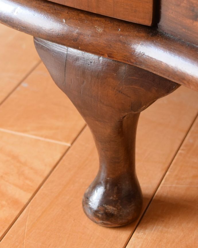 アンティークのキャビネット アンティーク家具 英国で見つけたミラーバックの美しいガラスキャビネット、ウォルナット材のアンティーク家具。女性1人でもラクに運べちゃうヒミツHandleのアンティークは、脚の裏にフェルトキーパーをお付けしているので、床を滑らせれば女性でも移動がカンタンに出来ます!ご安心下さい。(k-2668-f)