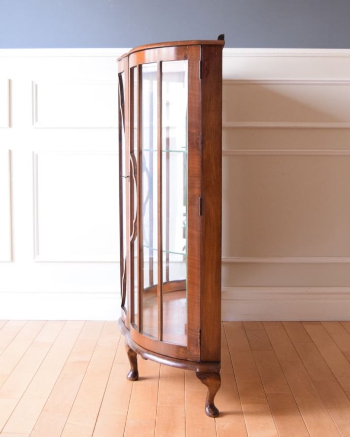 アンティークのキャビネット アンティーク家具 英国で見つけたミラーバックの美しいガラスキャビネット、ウォルナット材のアンティーク家具。横から見てもステキ背板以外の三方向がガラスで囲まれたキャビネット。(k-2668-f)