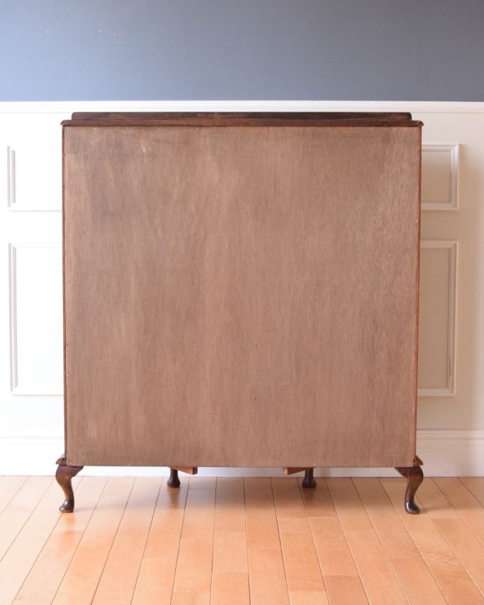 アンティークのキャビネット アンティーク家具 英国で見つけたミラーバックの美しいガラスキャビネット、ウォルナット材のアンティーク家具。もちろん背中を見てもキレイですアンティークは新品ではないので経年変化によるキズはありますが、専門の職人がキレイにお直ししたので、背中もキレイです。(k-2668-f)