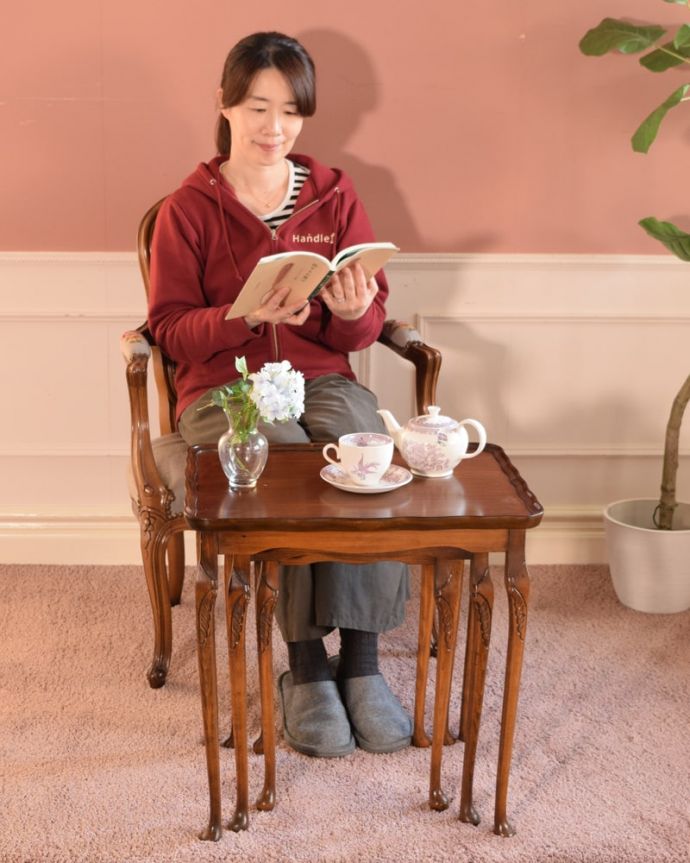 アンティークのテーブル　アンティーク家具　英国のアンティーク家具、美しい脚、天板のネストテーブル（３台セット）。親子一緒の姿が可愛いネストテーブルネストとは巣のこと。(k-2669-f)