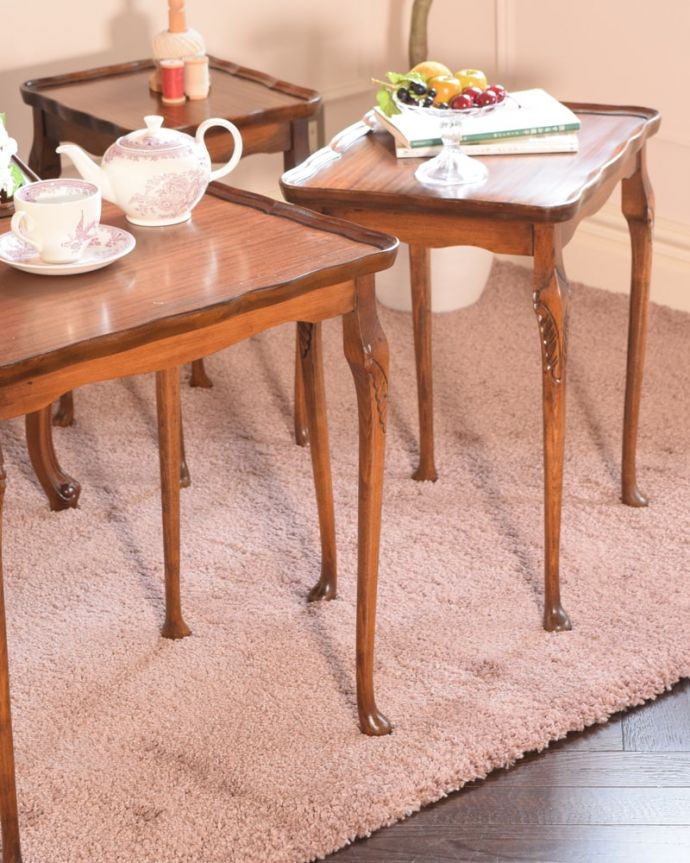 アンティークのテーブル　アンティーク家具　英国のアンティーク家具、美しい脚、天板のネストテーブル（３台セット）。一緒でも、バラバラでも使い方は自由自在のアンティーク。(k-2669-f)