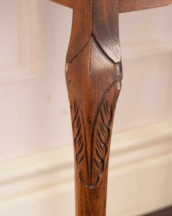 アンティークのテーブル　アンティーク家具　英国のアンティーク家具、美しい脚、天板のネストテーブル（３台セット）。うっとりする美しさアンティークだから手に入る美しい彫。(k-2669-f)