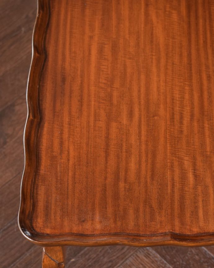 アンティークのテーブル　アンティーク家具　英国のアンティーク家具、美しい脚、天板のネストテーブル（３台セット）。天板も修復したのでキレイです修復の時、古い塗装を剥離して再塗装してあるので天板もピカピカです。(k-2669-f)