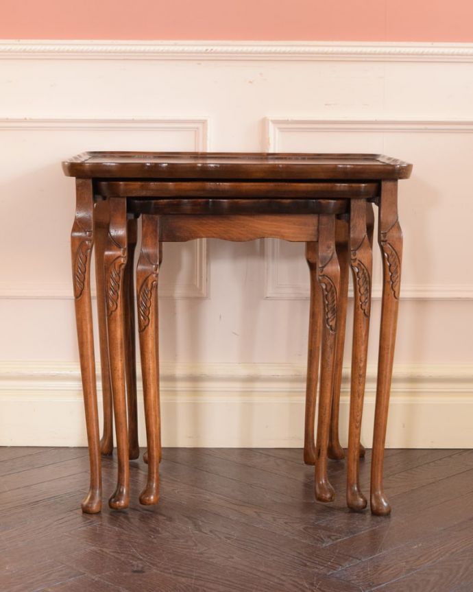 アンティークのテーブル　アンティーク家具　英国のアンティーク家具、美しい脚、天板のネストテーブル（３台セット）。見る角度によって見え方が違います。(k-2669-f)