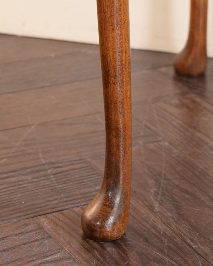 アンティークのテーブル　アンティーク家具　英国のアンティーク家具、美しい脚、天板のネストテーブル（３台セット）。持ち上げなくても移動できます！Handleのアンティークは、脚の裏にフェルトキーパーをお付けしていますので、床を滑らせてれば移動が簡単です。(k-2669-f)