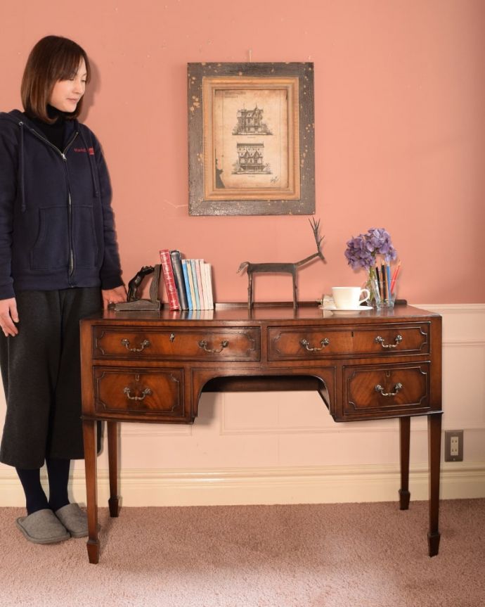 アンティークのデスク・書斎机 アンティーク家具 マホガニー材の木目が美しいアンティークの家具、優雅なデザインの書斎机。優雅な雰囲気に包まれるエレガントなデスク気品が漂う大人のためのアンティークデスクは、置いてあるだけで優雅な雰囲気です。(k-2670-f)
