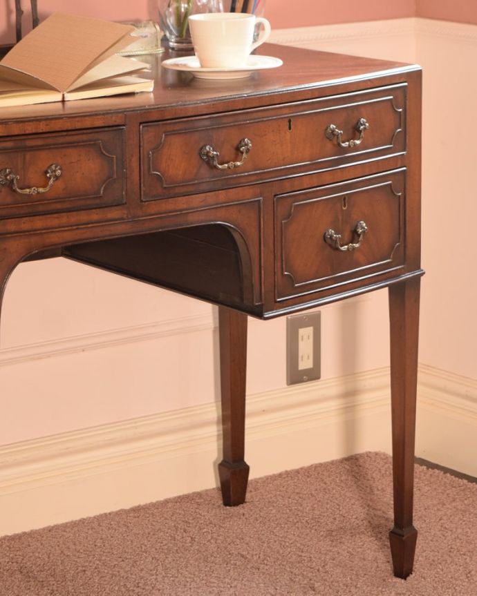 アンティークのデスク・書斎机 アンティーク家具 マホガニー材の木目が美しいアンティークの家具、優雅なデザインの書斎机。アンティークらしい銘木の木目の美しさ本来、機能的に使われる家具デスクも、アンティークだと木目の美しさが楽しめる家具に。(k-2670-f)