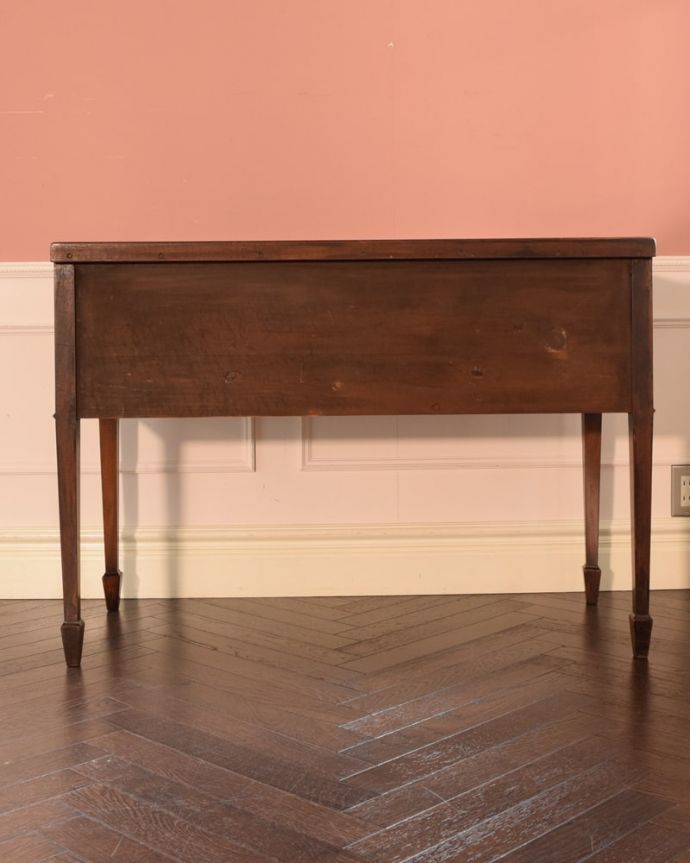 アンティークのデスク・書斎机 アンティーク家具 マホガニー材の木目が美しいアンティークの家具、優雅なデザインの書斎机。後ろ姿もキレイなんです。(k-2670-f)