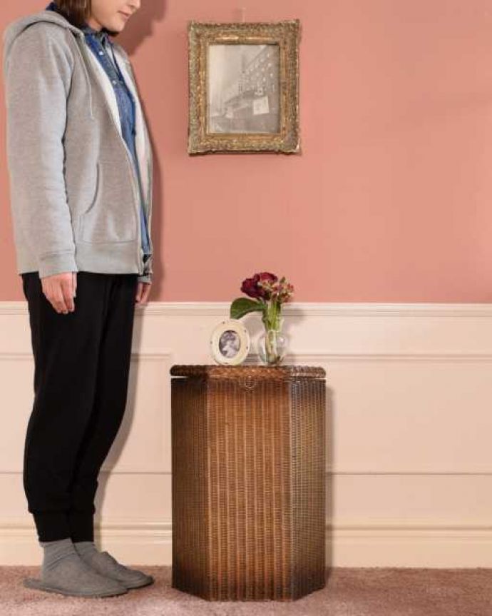 アンティーク|ロイドルーム アンティーク家具 英国のアンティーク家具、六角形の形をしたロイドルームのランドリーボックス。実は紙で作られた丈夫なボックスパッと見た目は籐に見えるロイドルームボックス。(k-2671-f)