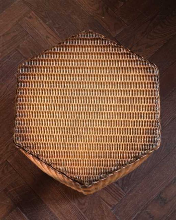 アンティーク|ロイドルーム アンティーク家具 英国のアンティーク家具、六角形の形をしたロイドルームのランドリーボックス。上から見ると・・・ランドリーボックスの形はこんな感じです。(k-2671-f)