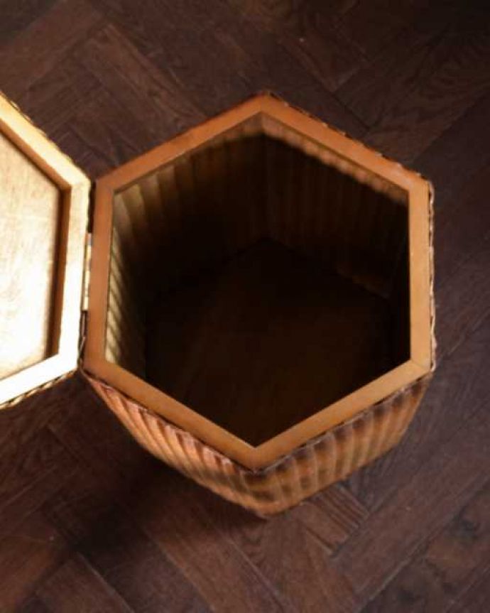アンティーク|ロイドルーム アンティーク家具 英国のアンティーク家具、六角形の形をしたロイドルームのランドリーボックス。フタを開くと・・・中はとってもキレイに仕上げたので、リビングで散らかっている本やクッションブランケットはもちろん、ゴミ箱としても使えます。(k-2671-f)