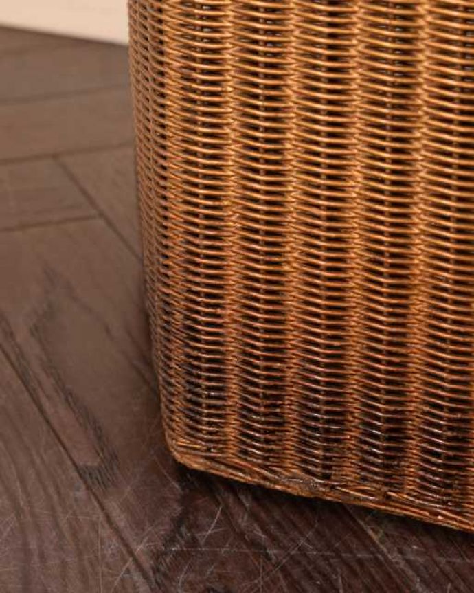 アンティーク|ロイドルーム アンティーク家具 英国のアンティーク家具、六角形の形をしたロイドルームのランドリーボックス。持ち上げなくても移動ラクラクHandleのアンティーク家具の足の裏にはフェルトキーパーをお付けしているので床を滑らせて移動できます。(k-2671-f)