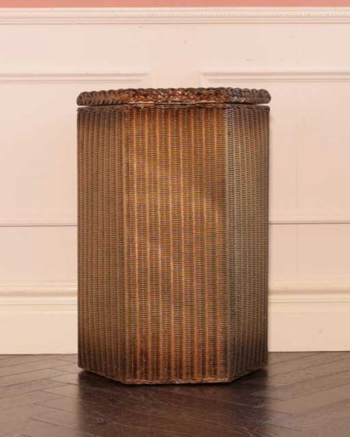 アンティーク|ロイドルーム アンティーク家具 英国のアンティーク家具、六角形の形をしたロイドルームのランドリーボックス。後ろ姿も見て下さい。(k-2671-f)