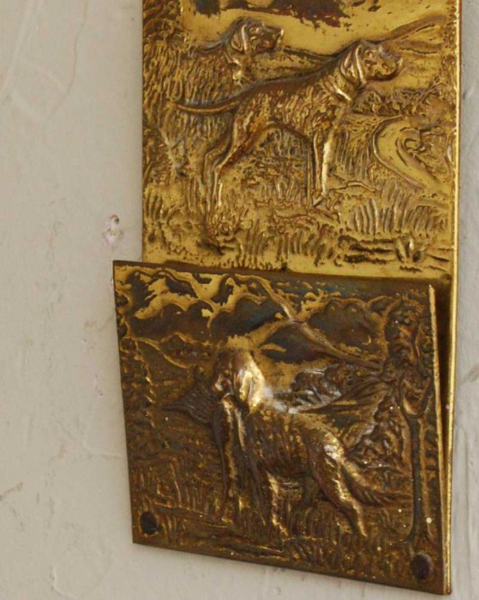 アンティーク 真鍮の雑貨 アンティーク雑貨 壁掛けタイプのレターラック、アンティーク真鍮製雑貨。本物の真鍮製なので、使っていくごとに味わい深い色合いに変化していきます。(k-2671-z)