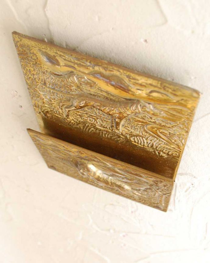 アンティーク 真鍮の雑貨 アンティーク雑貨 壁掛けタイプのレターラック、アンティーク真鍮製雑貨。上から見るとこんな感じですアンティークは新品ではなので多少のキズ・汚れがある場合がありますが、使用上問題はありませんので、ご了承下さい。(k-2671-z)