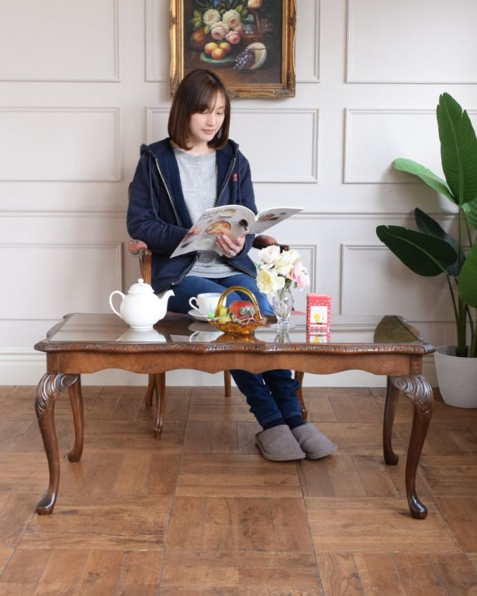 アンティークのテーブル アンティーク家具 美しい木目のアンティーク家具、ガラストップの優雅なコーヒーテーブル。どんな場所にも似合う英国らしいコーヒーテーブル実用的に使える英国らしいアンティークのコーヒーテーブル。(k-2672-f)