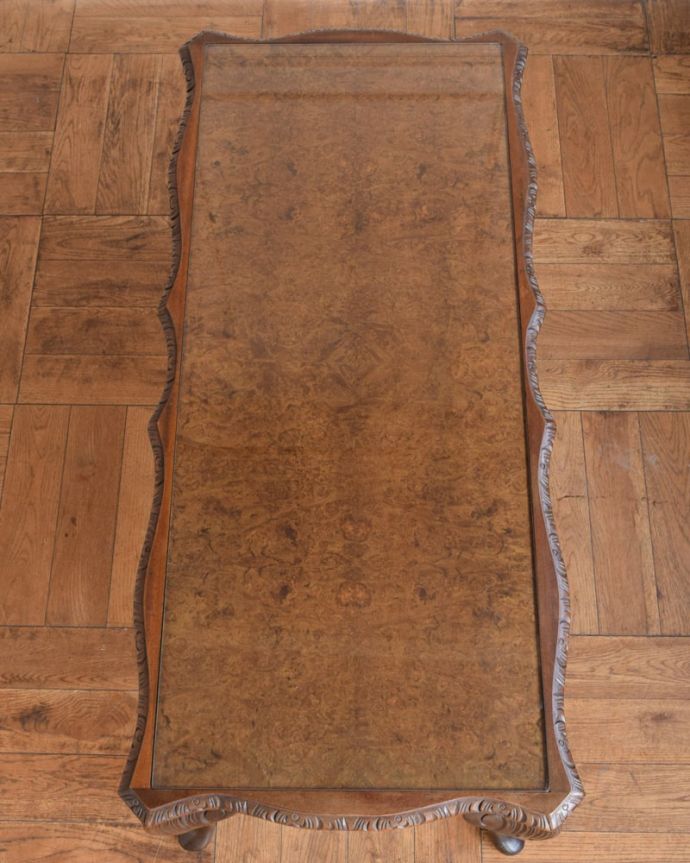 アンティークのテーブル アンティーク家具 美しい木目のアンティーク家具、ガラストップの優雅なコーヒーテーブル。天板を上から見ると・・・コーヒーテーブルの天板は毎日使う場所だから、しっかり修復しました。(k-2672-f)