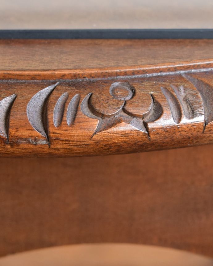 アンティークのテーブル アンティーク家具 美しい木目のアンティーク家具、ガラストップの優雅なコーヒーテーブル。うっとりする美しさアンティークだから手に入る美しい彫。(k-2672-f)