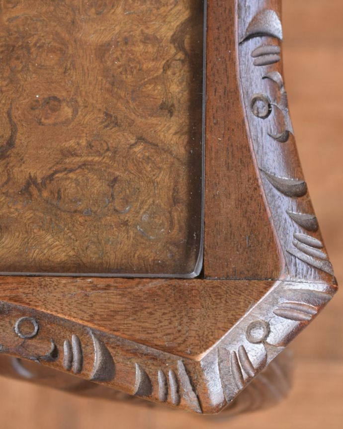 アンティークのテーブル アンティーク家具 美しい木目のアンティーク家具、ガラストップの優雅なコーヒーテーブル。近づいて見てみると・・・アンティークはもちろん新品ではないので小さなキズや汚れはありますが、キレイにお直ししたので満足して頂ける自信があります!。(k-2672-f)