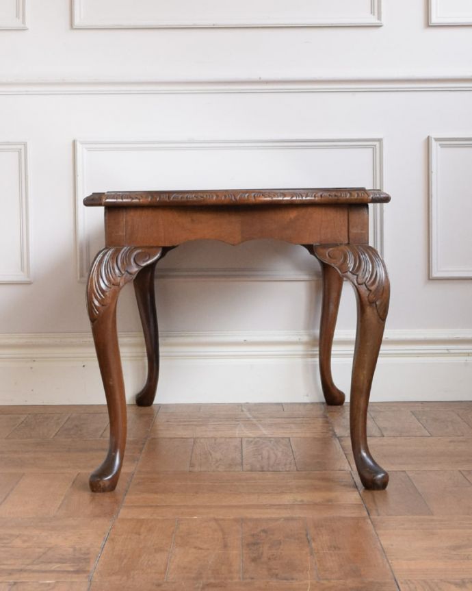 アンティークのテーブル アンティーク家具 美しい木目のアンティーク家具、ガラストップの優雅なコーヒーテーブル。横から見た姿もステキ横から見るとこんな感じです。(k-2672-f)