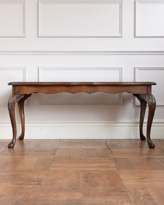 アンティークのテーブル アンティーク家具 美しい木目のアンティーク家具、ガラストップの優雅なコーヒーテーブル。クルッと回転。(k-2672-f)