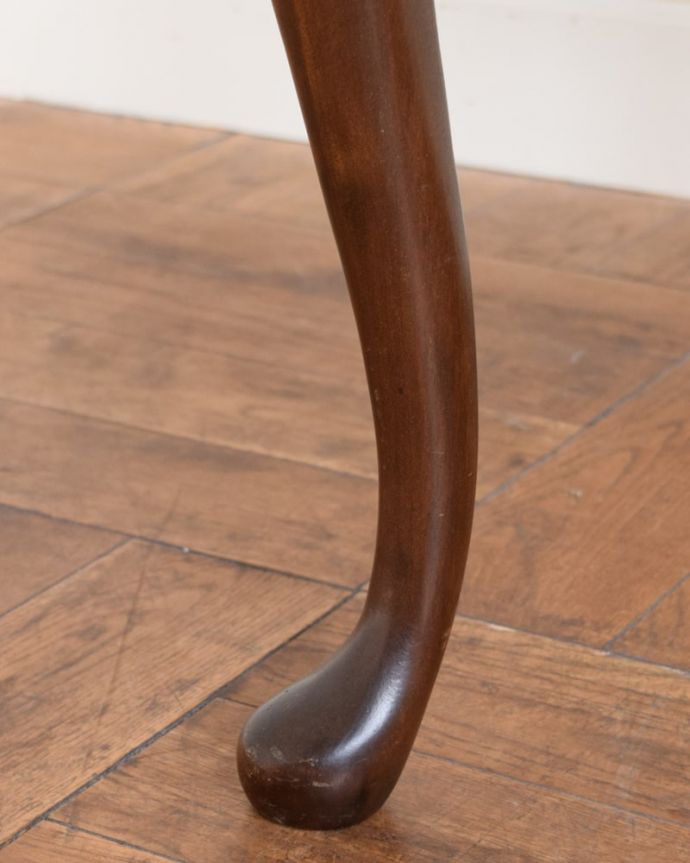 アンティークのテーブル アンティーク家具 美しい木目のアンティーク家具、ガラストップの優雅なコーヒーテーブル。持ち上げなくても移動できます!Handleのアンティークは、脚の裏にフェルトキーパーをお付けしていますので、床を滑らせて簡単に移動する事が出来ます。(k-2672-f)