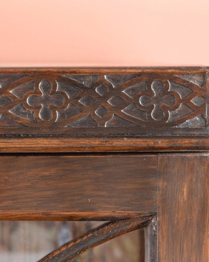 アンティークのキャビネット　アンティーク家具　英国から届いたアンティーク本棚、便利に使えるオーク材のブックケース。いろんな場所にこだわり彫のデザインもいろいろです。(k-2673-f)